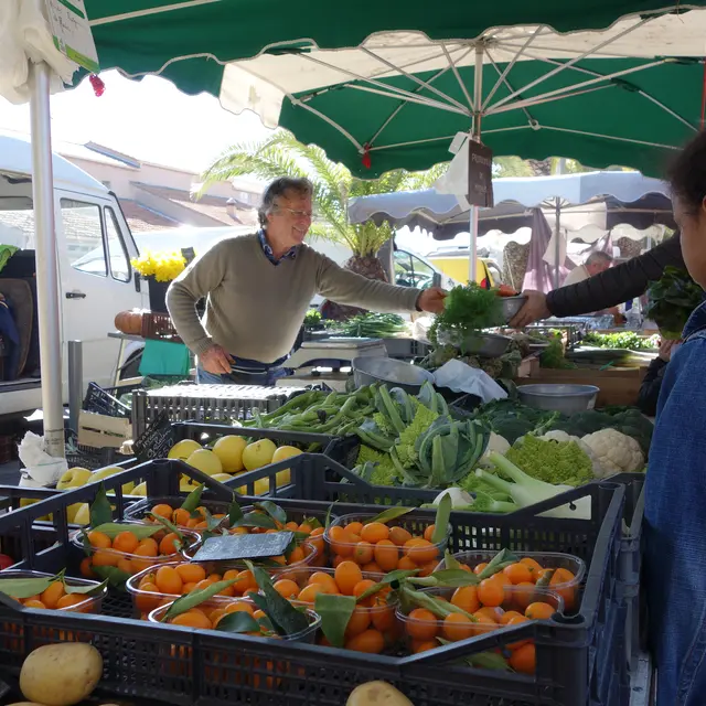 Le marché du dimanche matin, sur le port (parking hippodrome)