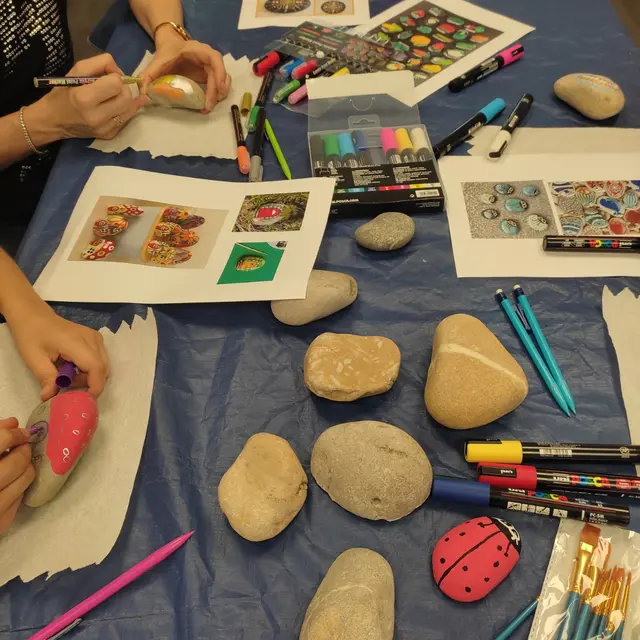 Atelier peinture sur galets, thème Noël_Montluel