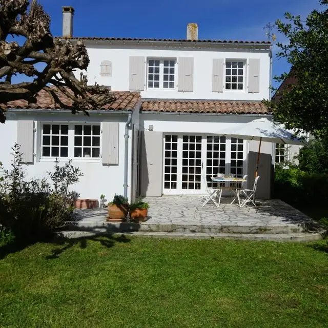 Vue de la maison depuis le jardin
