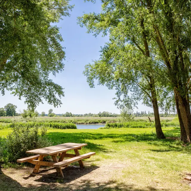 Aire de pique-nique au bord de la Sarthe