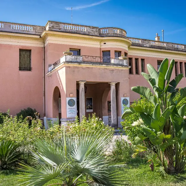 Façade du musée d'art naïf