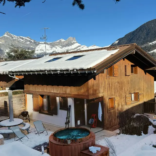 Jacuzzi et vue Mont-Blanc. Chalet des Grémiloups