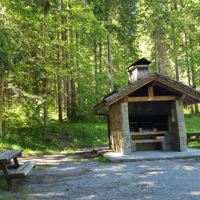 Aire de barbecue à Lormay