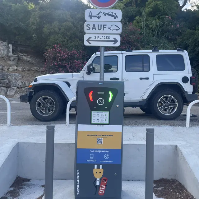 Borne de recharge pour véhicules électriques Plage des Marinières_Villefranche-sur-Mer