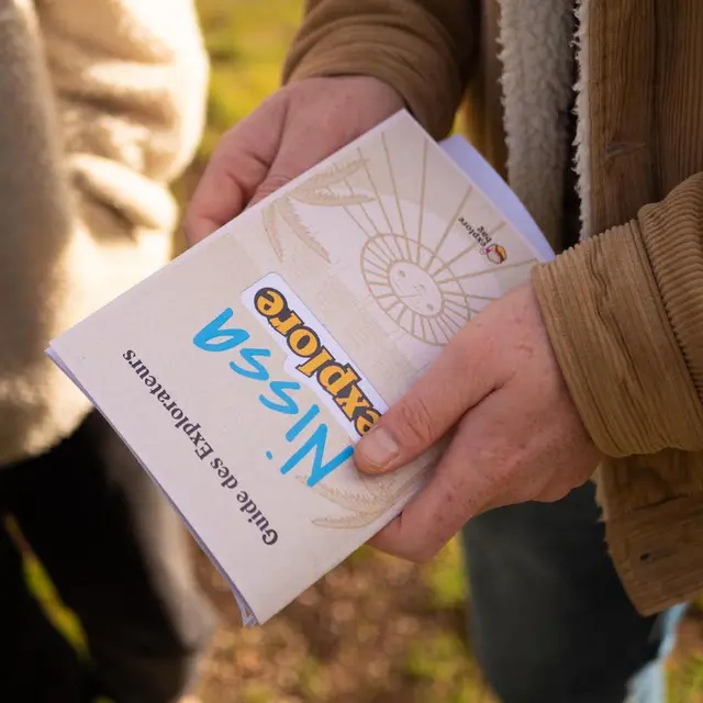 Voyajoueur avec le guide culturel de l'activité