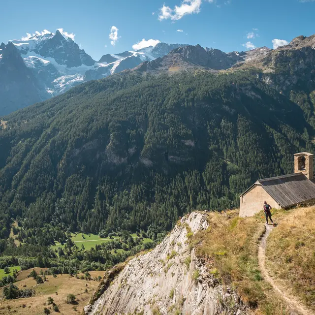 Le Marathon de la Meije avec vue sur la vallée et la Meije depuis la chapelle de Bon Repos