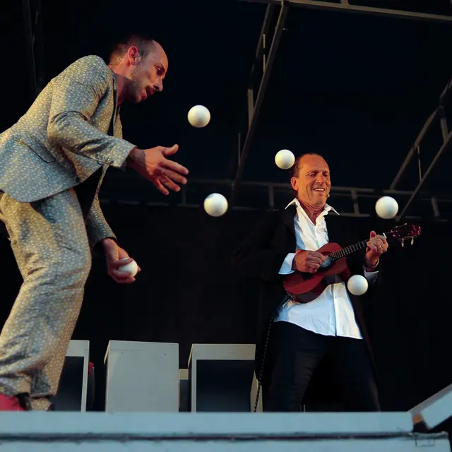 jongleur et musicien de la compagnie