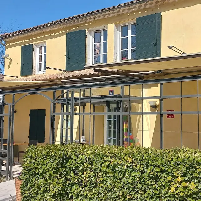Façade de l'Auberge provençale e