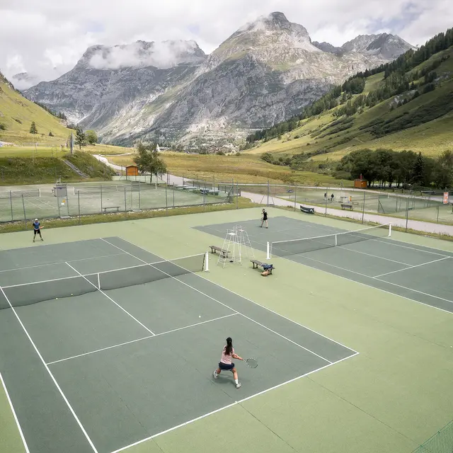 Terrains de tennis du parc des sports du Manchet à Val d'Isère en été