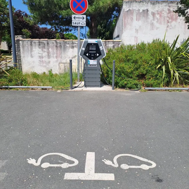Borne de recharge pour voitures électriques - Parking des Lilas_La Couarde-sur-Mer