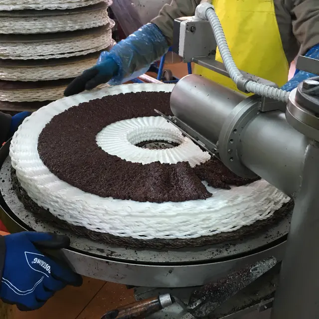 Pâte d’olive Lis Andi enroulée sur scourtin et avant pressage