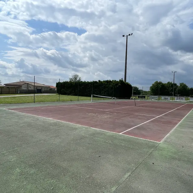 Terrain de tennis à Léribosc_L'Honor-de-Cos