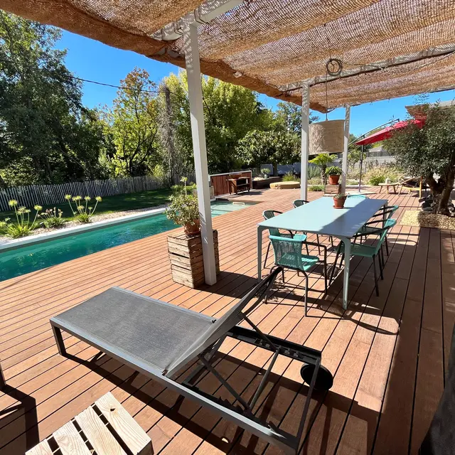 Coin repas avec grande table Allsize de 220 x 100 et grande plancha Forge de l'Adour