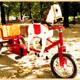Balade en petits chevaux en bois Sulky_Le Lavandou