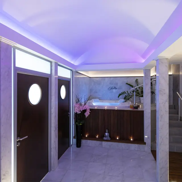 hallJacuzziSpa.jpg