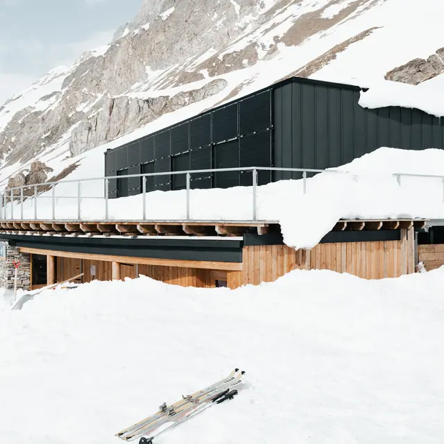 Refuge de Prariond en hiver sous la neige