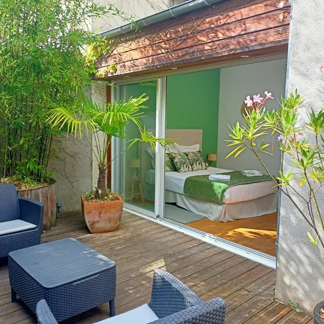 Terrasse végétalisée et chambre
