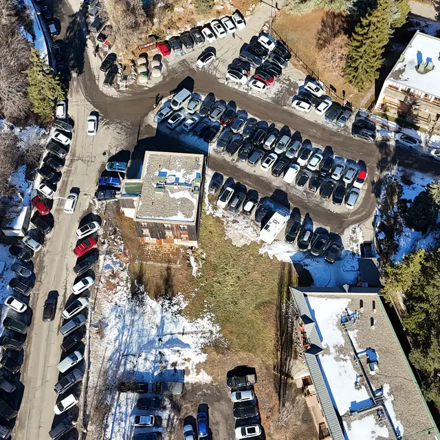 Parking de la gendarmerie_Pra Loup 1600