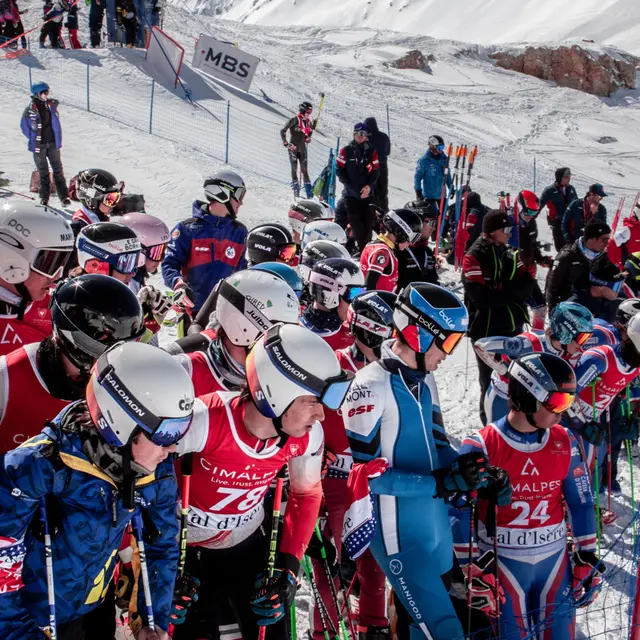 Jeunes skieurs à La Scara, course internationale de ski alpin à Val d'Isère