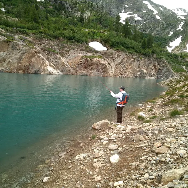 Guidage de pêche en lac de montagne