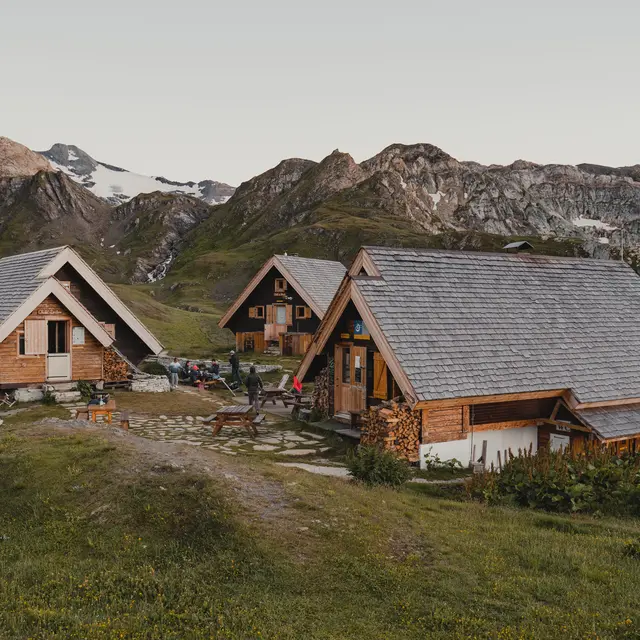 Le refuge du Fond des Fours en été au crépuscule