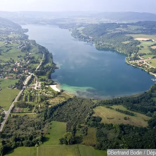 Vue du lac de Paladru et du Marais de la Verronnière et Courbon