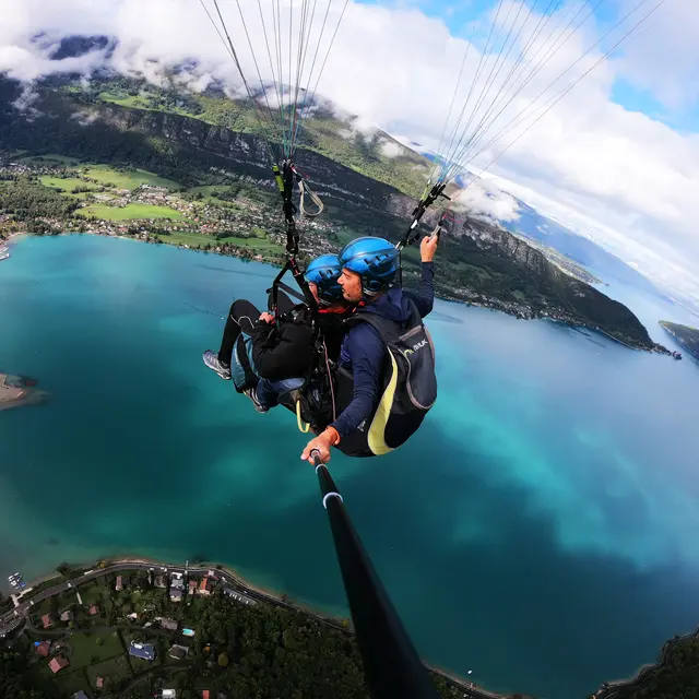 Vol en parapente ascendance avec A l'air libre parapente_Doussard