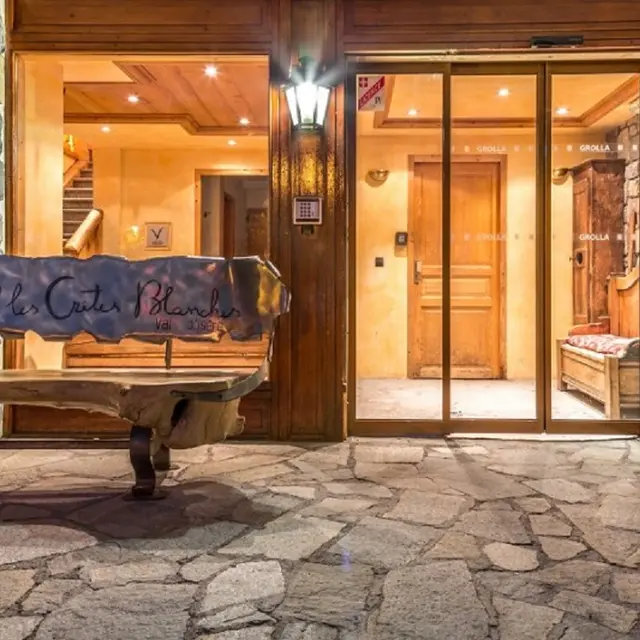 Entrée extérieure été - Hôtel Crêtes Blanches Val d'Isère