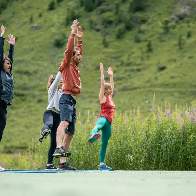 Cours de fitness dans la Vallée du Manchet à Val d'Isère en été