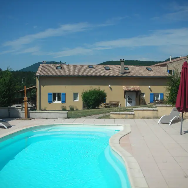 3 gites et piscine