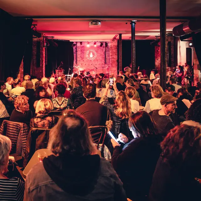 Télégraphe public et scène