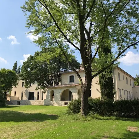 H LA CACHETTE