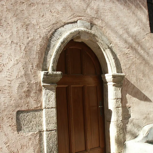 Porte annexe église Saint Pierre au Castellet