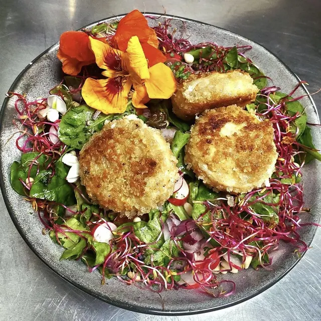 Salade de chèvre pané
