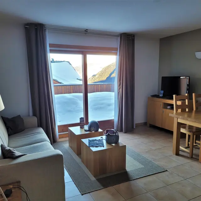 Salon avec vue terrasse - appartement E107
