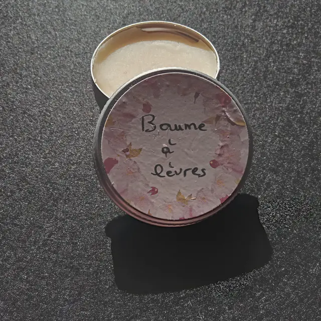 Fabrication de baumes à lèvres pour cadeaux d'hiver_Morzine