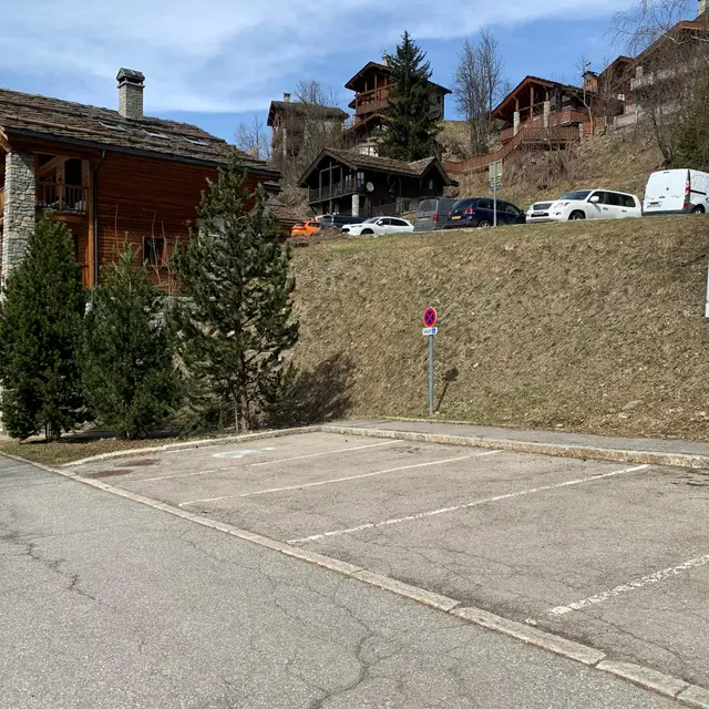 Parking extérieur Les Pins_Sainte-Foy-Tarentaise