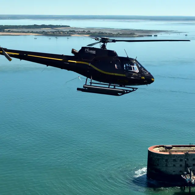 Survol de Fort Boyard en hélicoptère_Châtelaillon-Plage