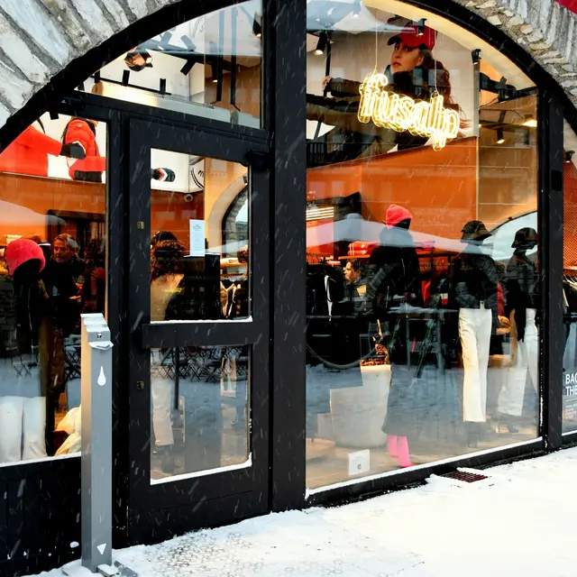 Vitrine extérieure Fusalp Val d'Isère