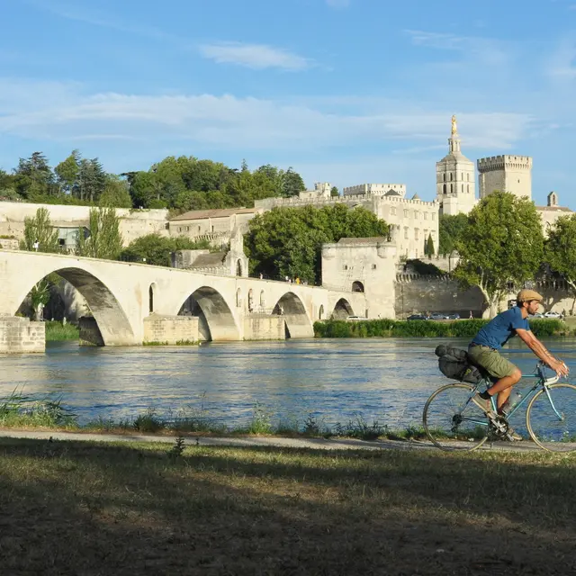 ViaRhôna à Avignon devant la cité des Papes