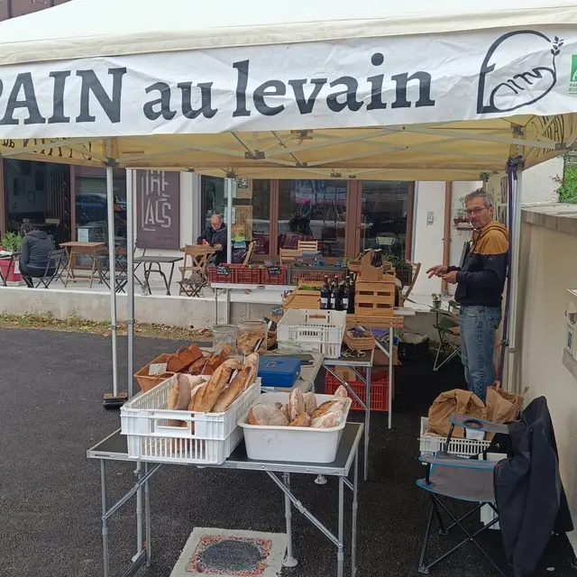 Le boulanger du Fournil du Ronceveau sur le marché de Paladru