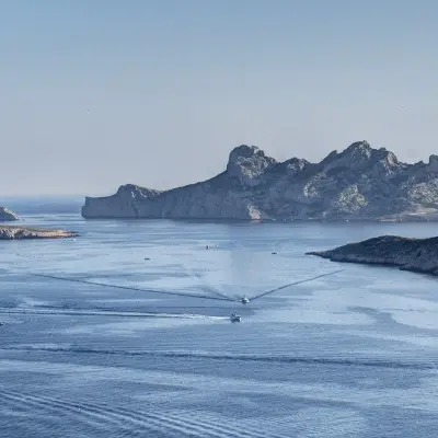 Journée Calanques, voile et catamaran. Départ Mucem