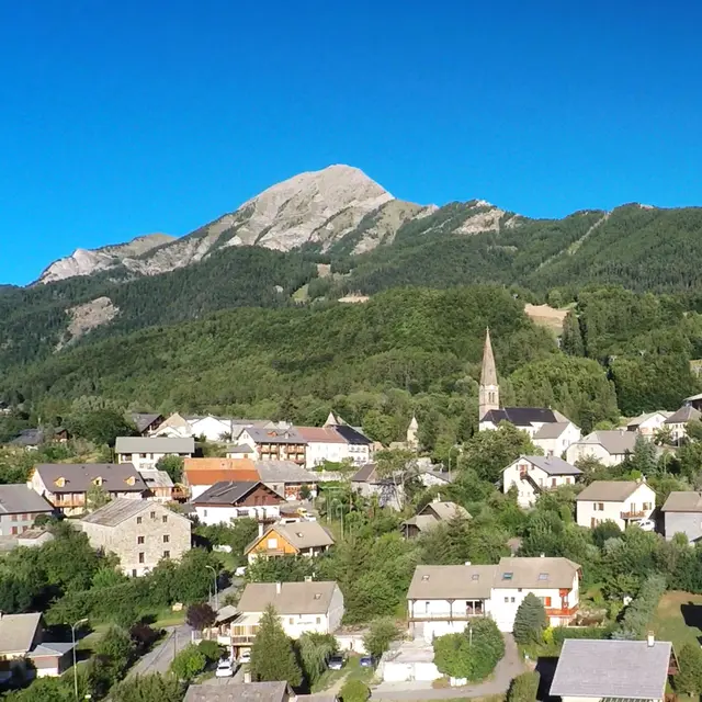 Le sommet du Cuchon et le village de St Léger-les-Mélèzes