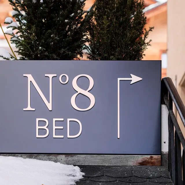 N°8