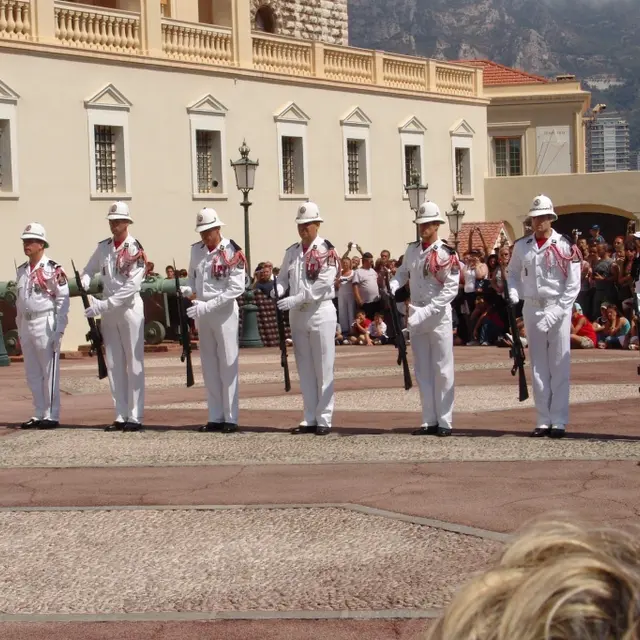 CHANGEMENT DE GARDE 2.jpg