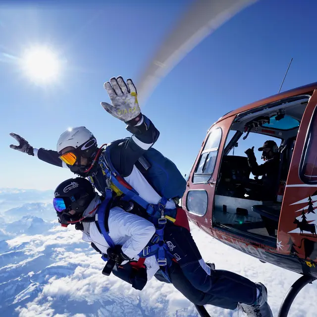 Saut en parachute depuis un hélicoptère