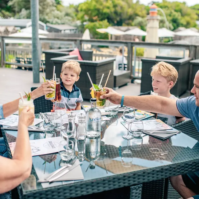 Repas en famille au restaurant La Grillérade sur l'île de Ré