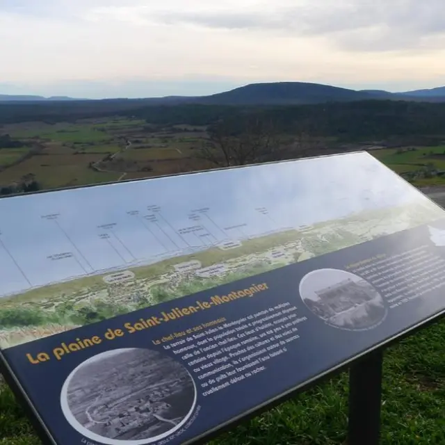 Table d'orientation : la plaine_Saint-Julien le Montagnier