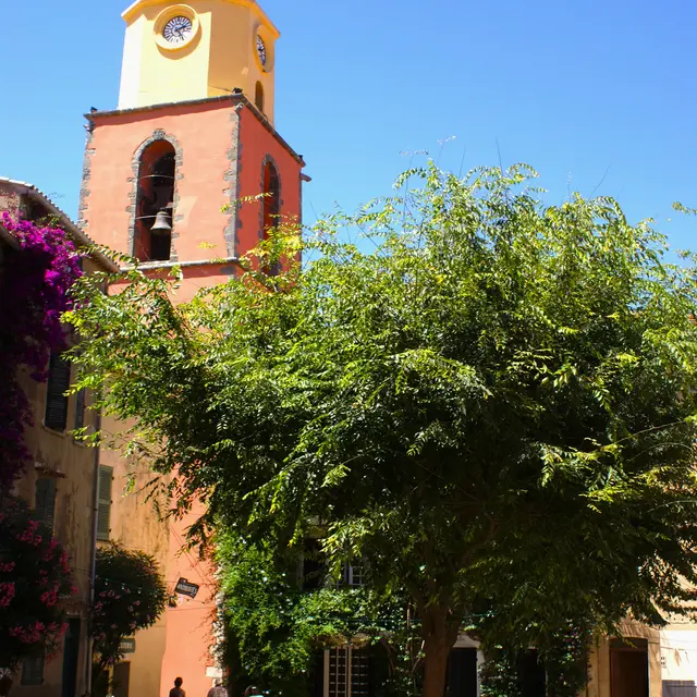 L'église paroissiale vue de la Place de l'Ormeau