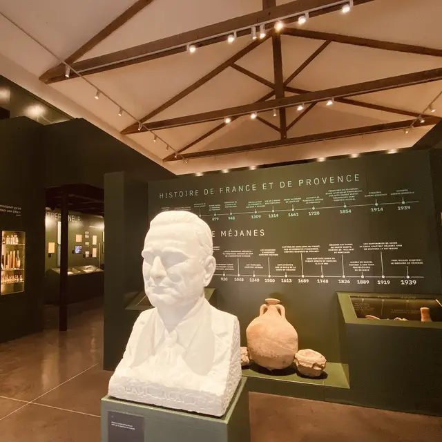 Entrée avec buste de Paul Ricard